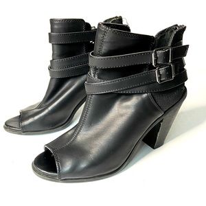 EUC- Simply Vera Vera Wang Leather Ankle Boots